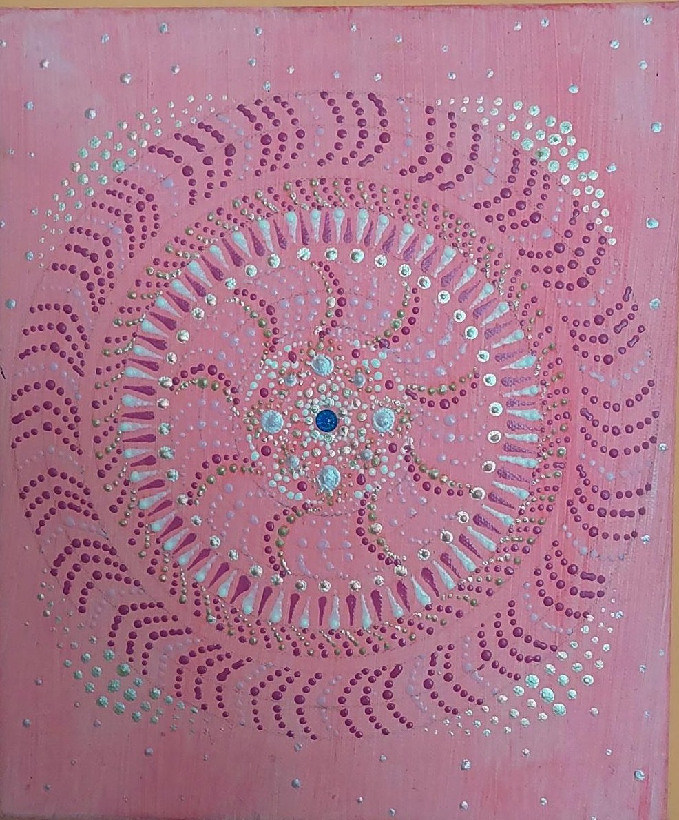 Rózsaszín, pöttyökből festett mandala